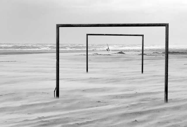 在首战赢球后，英格兰的球员们选择骑自行车来放松.