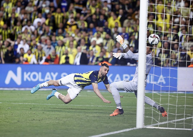 永不满足！莱万赛后“埋怨”巴尔德不给他传球：我当时处于空位.